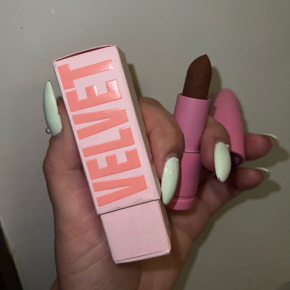 New Jeffrey Star Velvet Trap Lipstick “Man Down”